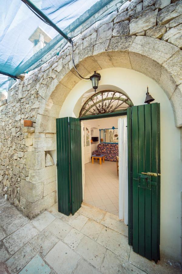 Trulli Girasoli E Viole Cocolicchio Eksteriør bilde